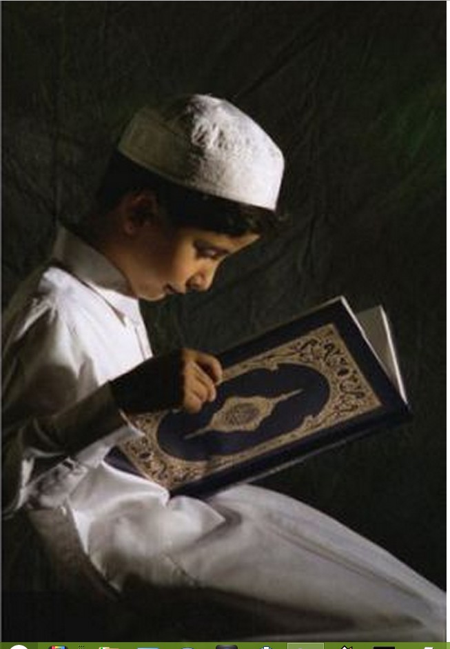 Читать коран в телефоне. Мальчик мусульманин молится. Мусульманин с Кораном. Мальчик с Кораном.